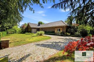 In the absolute tranquility of Bremlaan in Sint-Andries, one of the most sought-after residential locations around Bruges, we find this villa ready for renovation. The beautiful 1,710 m² plot is situated on the sunny side of this magnificent tree-lined avenue. With a living area of 360 m², the villa offers endless possibilities to create the home of your dreams.<br /><br />Layout:<br />A very spacious entrance hall with guest toilet and cloakroom. Bright and inviting living area comprising a lounge and dining room. Adjacent to this is the kitchen with dining area, offering direct access to the large mature garden. The ground-floor night hall leads to three generously sized bedrooms and a bathroom equipped with a double washbasin, bathtub, toilet, and bidet. There is also an integrated garage and a workshop/storage room.<br /><br />On the first floor, two additional bedrooms and a shower room have been fitted.<br /><br />EPC rating D: 387 kWh/(m²/year) – no entry in the measures register – residential park zone.<br /><br />For further information or to arrange your personal viewing appointment (7 days a week), please contact us at +32 478 93 72 00 or maxime@maelsteen.be