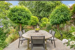 <p><strong>🏡 Ruime gezinswoning met een aparte praktijkruimte op een opp van 6a85ca ✨</strong><br /><br />Bent u op zoek naar een woning met uitstraling, ruimte én een unieke combinatie van wonen en werken?<br />Dan is dit karaktervolle herenhuis in Geel absoluut een bezoek waard.<br /><br />Deze prachtige eigendom combineert authentieke charme met hedendaags comfort.<br />Naast een ruime gezinswoning beschikt dit pand over een aparte praktijkruimte met tal van mogelijkheden.<br />De combinatie van een gunstig EPC B-label, <u>13 zonnepanelen</u>, aardgasverwarming en een aanwezige laadpaal zorgt voor een comfortabele, energiezuinige en toekomstgerichte woning.<br /><br />De woning en praktijkruimte beschikken over een aparte inkom, waardoor ze flexibel kunnen worden ingericht voor professioneel gebruik, cohousing of een andere persoonlijke invulling.<br /><br />De authentieke elementen, ruime kamers en praktische indeling maken deze eigendom bijzonder veelzijdig.<br /><br /><em><strong>🏠 Een woning met karakter en sfeer</strong></em><br /><br />Via de inkomhal met authentieke houten plankenwand betreedt u deze charmante woning.<br />De houten trap naar de bovenverdieping benadrukt meteen het karakter en de warme uitstraling van het pand.<br /><br />De leefruimte bestaat uit een gezellige woonkamer en een aparte eetkamer waar ruimte en sfeer centraal staan.<br />De aanwezige houtkachel zorgt voor extra gezelligheid en een warme uitstraling tijdens de koudere maanden.<br /><br />Aansluitend bevindt zich de volledig ingebouwde keuken met veel kastruimte.<br />De keuken is uitgerust met kwalitatieve toestellen zoals een Bosch combi-oven, Zanussi microgolf, Bosch inductiekookplaat en een Miele vaatwasser.<br /><br />De eetkamer en keuken geven rechtstreeks toegang tot de tuin, waardoor binnen- en buitenleven mooi met elkaar verbonden worden. 🌿<br /><br />In het verlengde van de eetkamer bevindt zich een extra ruimte die momenteel ingericht is als bureau en/of speelruimte.<br /><br />De authentieke balken zorgen hier voor een extra karaktervolle uitstraling.<br /><br /><em><strong>🌳 Genieten van een gezellige groene tuin</strong></em><br /><br />Achteraan de woning bevindt zich een volledig aangelegde en groene tuin waar u in alle rust kan genieten.<br /><br />Het terras beschikt over een open constructie waardoor een gedeelte overdekt is.<br />Hierdoor kan u ook bij minder mooi weer comfortabel buiten zitten.<br /><br />Via de achterliggende poort is de tuin bereikbaar met de fiets, wat zorgt voor extra praktisch gemak.<br /><br /><strong><em>🛏️ </em> Ruime slaapkamers, badkamer en extra uitbreidingsmogelijkheden</strong><br /><br />Op de eerste verdieping bevinden zich drie ruime slaapkamers.<br /><br />De badkamer is volledig ingericht en afgewerkt met een novilon vloer.<br />Deze beschikt over een douchecabine, hoekbad, dubbele lavabo en toilet.<br /><br />Via de vaste houten trap bereikt u de grote afgewerkte zolderverdieping.<br />Dankzij de aanwezige Velux ramen geniet deze ruimte van veel natuurlijk lichtinval.<br />De zolder biedt nog tal van mogelijkheden en kan ingericht worden als masterbedroom, hobbyruimte of speelhoek.<br /><br /><em><strong>🏢 Aparte praktijkruimte met tal van mogelijkheden</strong></em><br /><br />Naast het woongedeelte beschikt deze eigendom over een aparte praktijkruimte met een afzonderlijke inkom.<br />Momenteel is deze ruimte ingericht als wachtkamer, dokterspraktijk, extra consultatieruimte en een apart toilet.<br /><br />Dankzij de flexibele indeling kan deze ruimte volledig aangepast worden volgens uw eigen wensen.<br /><u>Denk hierbij aan een zelfstandige activiteit, kantoorruimte, atelier, praktijk, cohousing of ...</u>.<br /><br />Via de woning is er eveneens een doorgang naar het praktijkgedeelte, waardoor beide delen eenvoudig gecombineerd kunnen worden.<br /><br />Daarnaast beschikt de woning over een inpandige garage.<br />Via de garage is er toegang tot een extra zolderruimte boven de praktijk en garage, ideaal als bijkomende opslagruimte.<br /><br /><strong><u>⭐Een unieke eigendom met karakter en mogelijkheden die een karaktervolle gezinswoning, een groene tuin en een aparte praktijkruimte combineert.</u></strong><br /><br /><strong>📞 Interesse? Plan vandaag nog uw bezoek! 🏡</strong></p>