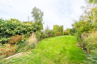 <p>Charmante halfopen woning in Lebbeke, vlak bij openbaar vervoer en invalswegen.</p>
<p>Deze woning uit 1931 combineert een groene ligging met een praktische bereikbaarheid nabij het station en alle voorzieningen. De ruime garage en grote oprit zorgen ervoor dat parkeren hier nooit een probleem is. Achteraan geniet je van een gezellige tuin met groen uitzicht en tal van mogelijkheden om te ontspannen, tuinieren of spelen. Binnen biedt de woning een lichtrijke leefruimte, drie slaapkamers en verschillende functionele ruimtes met veel potentieel voor wie graag naar eigen smaak moderniseert. Een interessante opportuniteit voor wie een huis wil kopen in een rustige en groene omgeving van Lebbeke.</p>
<p> </p>
<p>Belangrijkste ruimtes:<br />• Inkomhal met toegang tot de leefruimtes<br />• Ruime living (35 m²) met veel lichtinval<br />• Keuken (11 m²) met oven, elektrische kookplaat en ingemaakte kasten<br />• Veranda (7 m²) met zicht op de tuin<br />• Badkamer (11 m²) met ligbad, toilet en wastafel<br />• Berging (13 m²) met technische ruimte<br />• Garage (13 m²) met kantelpoort<br />• Gezellige tuin (499 m²) met groen uitzicht<br />• Slaapkamer (19 m²)<br />• Slaapkamer (10 m²)<br />• Slaapkamer (5 m²)<br />• Kelder (7 m²)</p>
<p>Troeven:<br />• Ruime garage en grote oprit voor meerdere wagens<br />• Grote tuin in een groene omgeving met open uitzicht<br />• Veel potentieel en vlotte verbinding nabij station en voorzieningen</p>
<p> </p>
<p>Neem vandaag nog contact op met je makelaar voor een bezoek.</p>
<p>JOUW DROOMHUIS. ZO GEVONDEN!</p>