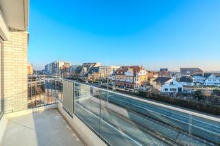 C’est avec grand plaisir que nous vous présentons la Résidence « Solaris », un projet résidentiel contemporain et raffiné situé sur la H. Jasparlaan à Westende. La situation du projet est idéale, à proximité immédiate du centre de Westende-Bad et à deux pas de la digue. L’arrêt de tram tout proche garantit une excellente mobilité, tandis que l’emplacement bénéficie d’une accessibilité optimale. Ces atouts particuliers ont inspiré l’architecte à concevoir un projet neuf réfléchi, composé de 8 appartements lumineux et d’un garage spacieux. La résidence se distingue par l’association de briques de façade aux lignes épurées et de béton architectural blanc. Les contrastes s’expriment à travers l’utilisation de châssis foncés et de pare-vues. L’esthétique moderne et intemporelle est renforcée par des garde-corps mêlant panneaux en verre et profils en aluminium. Ces appartements constituent non seulement un cadre de vie de qualité, mais représentent également une opportunité attrayante pour les investisseurs.