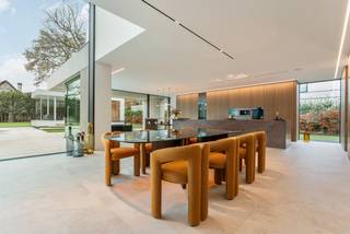 This exclusive villa combines contemporary architecture with ultimate living comfort, located in a coveted prime location. Thanks to the large windows, the house is bathed in natural light, creating a unique connection between indoor and outdoor spaces.<br /><br />Additional features:<br />- Garage for 3 cars with charging stations<br />- Advanced home automation system for control of lighting, temperature, and security.<br />- Underfloor heating with heat pump and top cooling, for a perfect indoor climate in all seasons.<br />- Solar panels for sustainable and environmentally friendly living.<br />- Built-in ceiling music system for the ultimate atmosphere.<br />- Advanced garden irrigation system with groundwater drilling for optimal efficiency.<br /><br />This villa is a dream home that exudes luxury, comfort, and functionality down to the last detail. Ready to become your new home!<br /><br />EPB: E0 - Vg - Wp - Gmo - Gvkr - Gvv