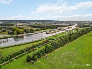 Ontdek deze verscholen woning, bereikbaar via een private toegangsweg, gelegen in een doodlopende straat in Kerkhove. De bestaande woning is...