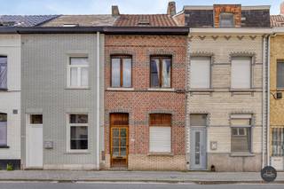 Ben je op zoek naar een woning met karakter die je volledig naar eigen smaak kan opfrissen en inrichten? Deze centraal gelegen rijwoning in...