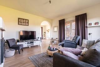 <strong>Huurprijs: 1.250 EUR per maand<br />Kosten plaatsbeschrijving zijn 50/50 te betalen door huurder en verhuurder<br />Huurwaarborg = 3 maanden huur<br />Beschikbaar: In onderling overleg<br /><br /></strong><strong>BEZOEK AANVRAGEN EN KANDIDAAT STELLEN VIA ONZE WEBSITE: www.deboerenpartners.be</strong><br />Indien u een bezoek wenst aan te vragen aan dit eigendom te huur, dan kan dit enkel via het aanvraagformulier op onze website. U zoekt het betreffende eigendom onder ons 'aanbod te huur', en klikt daarna bovenaan op 'bezoek inplannen'.<br />Daarna doorloopt u alle stappen en vult u de gevraagde gegevens in. Wij behandelen uw aanvraag binnen de 2 werkdagen en contacteren u daarna. Omwille van het grote aantal aanvragen, worden verzoeken via Immoweb, Immoscoop of Spotto niet behandeld.<br /><br /><span><span>Beschrijving van de woning:<br /></span></span>U komt binnen in de inkomhal, die toegang biedt tot een aparte bureauruimte of gelijkvloerse slaapkamer en de leefruimte. De leefruimte geniet van veel natuurlijk licht dankzij de vele raampartijen. Aansluitend bevindt zich de keuken, die is uitgerust met alle nodige toestellen. Op het gelijkvloers vindt u eveneens een inpandige garage, een berging en een wasplaats.<br /><br />Op de eerste verdieping bevinden zich de resterende 3 slaapkamers en een volledig geïnstalleerde badkamer die alle comfort biedt.<br />Buiten kan u volop genieten van de zon op het verharde terras of in de tuin.<br /><span><br />Bijzonderheden:<br /></span>- Rustig gelegen <br />- Nabij voorzieningen <br />- Veel natuurlijk lichtinval