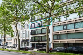 <p>Aan de prestigieuze Amerikalei, één van de mooiste lanen van Antwerpen, vinden we dit ruim en lichtrijk appartement op de 3de verdieping terug. Op wandelafstand bevinden zich het KMSKA, de levendige Marnixplaats met tal van gezellige cafés en restaurants én het vernieuwde Zuidpark. Dankzij de centrale ligging geniet u bovendien van een uitstekende bereikbaarheid, met vlotte verbindingen naar het stadscentrum en de belangrijkste invalswegen.</p>
<p>Bij het binnenkomen van het appartement komt u terecht in de uitzonderlijk ruime leefruimte met open keuken, uitgerust met kwalitatieve inbouwtoestellen. De mooie parketvloer zorgt hierbij voor een warme en stijlvolle uitstraling. Dankzij de grote schuiframen geniet u van een overvloed aan natuurlijk licht en ontstaat er een aangenaam, open gevoel. Bij mooi weer kan u de ramen volledig openzetten en zo volop genieten van een heerlijk binnen-buitengevoel.</p>
<p>Het appartement beschikt over een royale slaapkamer en een tweede kamer die momenteel dienst doet als dressing, maar perfect kan worden ingericht als volwaardige slaapkamer of bureau. Daarnaast is er ook een praktische kelderberging voorzien, ideaal voor extra opslagruimte.</p>
<p>Een ideale opportuniteit voor wie op zoek is naar comfortabel en stijlvol wonen op een toplocatie in het bruisende Zuid.<br /><br />Het appartement is momenteel verhuurd tot mid april.</p>
<p>Interesse? Contacteer LISTED vandaag nog: +32 3 283 51 51.</p>