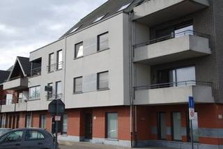 Instapklaar appartement op de 1eV bestaande uit: -1: ondergrondse autostaanplaats, ondergrondse privatieve berging; 1eV: inkomhall, woonkamer, ingerichte keuken, berging, 2 slaapkamers, apart toilet en ingerichte badkamer. Het appartement beschikt tevens over een zuidelijk gericht terras. LIFT AANWEZIG. 3 maanden huurwaarborg. Gemeenschappelijke kosten: € 85,00/maand. Zéér gunstig en centraal gelegen nabij oprit E-19 Antwerpen - Brussel en stadsring Mechelen. Op wandelafstand van diverse winkels en het openbaar vervoer. BESCHIKBAAR 1/10/2026!