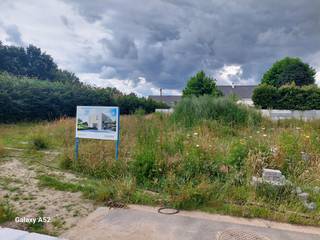 Bouwgrond te koop voor een open bebouwing met totale oppervlakte van 361m² en die zuidwestelijk gericht is. De grond ligt op het einde van...