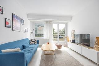 Dit <strong>2-slaapkamer</strong> appartement biedt alles wat u nodig heeft voor comfortabel wonen. De <strong>zuidgerichte woonkamer</strong> geniet van een overvloed aan natuurlijk licht, wat zorgt voor een warme en uitnodigende sfeer.<br /><br />De <strong>open keuken is volledig uitgerust</strong> met <strong>alle nodige toestellen</strong> en sluit naadloos aan op de leefruimte, ideaal voor wie houdt van gezelligheid en praktisch comfort.<br />Verder beschikt het appartement over een <strong>badkamer met douche en toilet, en twee volwaardige slaapkamers</strong> die tal van mogelijkheden bieden.<br />Achteraan het gebouw bevindt zich een aangenaam <strong>terras</strong> waar u in alle rust kan genieten.<br /><br />Troeven:<br />- Zuidgerichte, lichtrijke woonkamer<br />- Open en volledig uitgeruste keuken<br />- 2 volwaardige slaapkamers<br />- Terras aan de achterzijde<br />- Privatieve kelder<br />- Praktische indeling<br /><br />Ideaal als investering, 2de verblijf of hoofdverblijfplaats.<br /> 