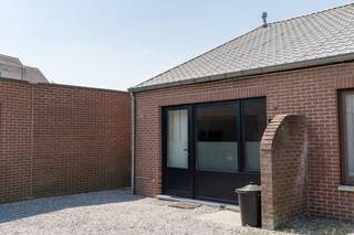 Deze volledig gerenoveerde woning vinden we terug op de Kranevenstraat 7a te Lommel, vlakbij het centrum.<br /><br />Indeling: Woonkamer, keuken, badkamer, slaapkamer<br />Verdieping: Slaapkamer met inbouwkasten<br /><br />Buiten: Garagebox <br /><br />De woning is volledig gerenoveerd en momenteel verhuurd. Dit maakt het een interessante opbrengsteigendom of een ideale starterswoning.<br /><br />Wenst u deze woning te bezoeken? Contacteer ons voor een vrijblijvende afspraak.