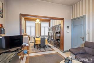 <p><span>Welkom bij deze karaktervolle woning vlakbij het centrum Zwevegem. Dit te renoveren huis combineert authentieke charm met functionele mogelijkheden en biedt ruimte voor een groeiend gezin of voor wie op zoek is naar een solide basis voor toekomstige projecten.</span></p><p><span> </span></p><p><span>Het pand beschikt over een ruime bewoonbare oppervlakte en met 3 slaapkamers en 1 badkamer. De ligging in een rustige woonstraat geeft deze eigendom veel karakter, terwijl de afwisseling tussen traditionele bakstenen gevel en moderne interieurelementen het unieke karakter benadrukt.</span></p><p><span> </span></p><p><span>Op de begane grond vindt u ruime woonruimtes met natuurlijk licht dankzij de grote ramen. De inrichting toont een living- en eetkamer met klassieke afwerking, perfect geschikt voor dagelijks wonen en voor het ontvangen van gasten. De keuken is ruim en voorzien van basische maar functionele afstellingen. </span></p><p><span> </span></p><p><span>De eerste verdieping herbergt meerdere slaapkamers, waaronder een masterbedroom met ramen die uitzicht bieden op de omgeving. De badkamer is op het gelijkvloers en voorzien van essentiële sanitair en biedt comfortabele dagelijkse faciliteiten.</span></p><p><span> </span></p><p><span>Dit pand biedt daarnaast toegang tot een volle garage, ideaal voor opberging en bescherming van voertuigen. De buitenruimte rond de woning biedt mogelijkheden voor groen en verdere personalisering.</span></p><p><span> </span></p><p><span>Dit huis vormt een interessante investering voor degenen die een stabiele woonplek zoeken met mogelijkheden voor verdere uitbouw en verbetering. De ligging in Zwevegem biedt gemakkelijke toegang tot lokale voorzieningen en verkeersroutes. Voor iemand die een renovatie van een mooie herenwoning ziet zitten is dit een fantastisch project. Heb je interesse? Maak snel een afspraak op 056/96.08.00 of mail naar info@property-vastgoed.be</span></p>