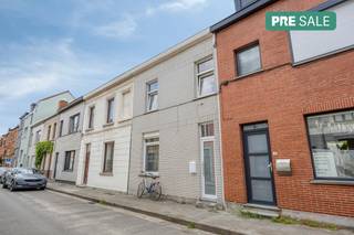Zoek je een fijne, instapklare basis vlakbij Gent? Dit gezellige rijhuis in Sint-Amandsberg biedt een mooie balans tussen comfort en potentieel. Hier beschik je over alle praktische elementen voor een fijn stadsleven, met een totale bewoonbare oppervlakte van 122 m².De woning is meteen perfect bewoonbaar, maar je kan indien gewenst gerust wat opfrissen en personaliseren! En dankzij het gunstige EPC-label B zeer energiezuinig. Ook de vlotte verbinding met het stadscentrum van Gent en de vele voorzieningen (winkels, recreatie, horeca...) zijn een absolute troef! INDELING:Gelijkvloerse verdieping:- inkomhal met toegang tot leefruimte en kelder- aangename woon- en eetkamer- aanpalende keuken - tuinEerste verdieping:- 2 slaapkamers- badkamer met lavabo, toilet, doucheTweede verdieping:- 1 slaapkamer- bergruimteKom je zelf ontdekken waarom dit huis dat wij te koop aanbieden in Sint-Amandsberg de perfecte nieuwe thuis voor u is? Dat kan op de kijkdag op afspraak!De eigendom wordt aangeboden via de Pre-sale formule. Van 20/06/2026 om 09:00 tot 22/06/2026 om 12:00 kan u de woning op afspraak komen bezichtigen en een bod uitbrengen. De vermelde prijs is een instelprijs. Voor meer info, gelieve contact op te nemen met de dossierverantwoordelijke.Bestuursmaatregelen in het maatregelenregister: nee