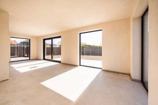  * Nabij centrum Deinze * Alleenstaande villa met aangelegde tuin * Ruim perceel * Zuidwest gerichte tuin * Goede mobiliteitOMGEVINGNabij het centrum...