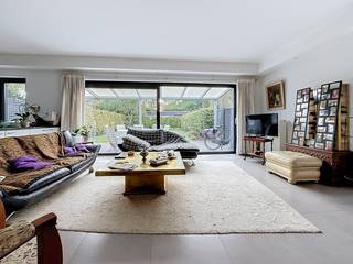 Ruim <strong>gelijkvloers</strong> appartement met tuin.<br /><br /><strong>Indeling</strong><em><strong>:</strong> </em>ruime inkomhal op tegels met gasttoilet, living met openschuivende ramen naar terras en tuin, open volledig ingerichte keuken met toestellen en vaste tafel, aanpalende berging, 2 ruime slaapkamers op tegels, hele ruime badkamer met ligbad, douche, dubbele lavabo, toilet en aansluiting voor wasapparatuur.<br /><br /><strong>Bijzonderheden</strong><em><strong>:</strong></em><br />- CV op gas.<br />- Aparte <strong>garage</strong> met automatische poort.<br />- Beschikbaar: februari 2026<br />- Servicekosten inbegrepen!