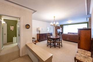 <p><span>Te renoveren 3-SLK-appartement in verkeersluwe straat. Nabij groene zone en Rivierenhof.</span></p><p><span> </span></p><p><span>Indeling:</span></p><p><span>We bereiken dit appartement op de 1ste verdieping met de lift of de trap. De doorzonwoonkamer heeft vooraan een terras over de volle breedte en achteraan een overdekt balkon.</span></p><p><span>De naastgelegen leefkeuken is verouderd. Er zijn drie slaapkamers, waarbij de grootste (6,10 x 3,05) voorzien is van tal van kasten en direct toegang geeft tot de badkamer. Op de nachthall treffen we de twee andere slaapkamers, een gasten-WC en een vestiairekast.</span></p><p><span> </span></p><p><span>Extra info:</span></p><p><span>- EPC: 477 kWh/(m² jaar) (renovatieplicht is van toepassing).</span></p><p><span>- Grote gelijkvloerse berging inbegrepen.</span></p><p><span>- Elektrische installatie is niet conform.</span></p><p><span>- Gemeenschappelijke kosten: € 138/maand + C.V. en reservefonds.</span></p><p><span>- Renovatieproject.</span></p><p><span> </span></p>