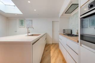 Deze JEUGDIGE woning met 3 SLAAPKAMERS &amp; FIETSENGARAGE bevindt zich op een super centrale locatie te Brugge! Deze lichtrijke, verder af te werken woonst is comfortabel ingedeeld als volgt: glvl: inkomhal, lumineuze woonkamer, lichtovergoten open leefkeuken (o.a. gasfornuis, oven, ijskast, vaatwas,...), badkamer (douche, toilet, dubbele lavabo), fietsengarage (= UITWEG ACHTERAAN)/berging/wasplaats en . 1°V: 2 ruime slaapkamers. Zolder (met vaste trap): mogelijkheid tot het inrichten van een 3de slaapkamer. Dubbele beglazing, verwarming op aardgas, BLANCO gekeurde ELEKTRICITEIT, asbestveilig, rolluiken,... FANTASTISCHE LOCATIE: winkels, openbaar vervoer, scholen, invalswegen binnen handbereik! Met enkele opfriswerken maak je van deze woonst volledig af!