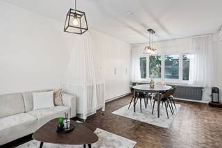 Deze ruime, recent gerenoveerde woning is prima gelegen in een rustige, residentiële wijk in Hoevenen. Scholen, openbaar vervoer en winkels bevinden zich allen op wandelafstand en ook de centra van Hoevenen, Stabroek en Kapellen zijn door de centrale ligging van het huis vlot bereikbaar. De woning werd gerenoveerd in 2023 en geniet van een erg gunstig EPC-label A. U komt binnen via een ruime inkomhal, die toegang biedt tot de grote inpandige garage. Op het gelijkvloers vindt u verder nog een praktische berging/wasplaats en een toffe veranda, waar het aangenaam vertoeven is en waar u kan genieten van een fijn uitzicht over de tuin. Via de houten trap bereikt u de hal met gastentoilet op de eerste verdieping. Verder vindt u hier een ruime en super lichte woonkamer op mooie parketvloer en een volledig geïnstalleerde, open keuken. De 2e verdieping telt 3 volwaardige slaapkamers en een badkamer met ligbad met douchefunctie, een toilet en een wastafel met meubel. Het perceel heeft een totale oppervlakte van 245m². De gezellige tuin is netjes aangelegd en beschikt over een houten terras en tuinberging. U kan hier dus fijn van de buitenlucht en de zon genieten. Uw wagen kan u parkeren in de inpandige garage. Echter biedt ook de oprit voor de woning een extra autostaanplaats. Deze werd voorzien van een laadpunt voor elektrische wagens. Op het dak van het huis werden nog 16 zonnepanelen voorzien en er zijn warmtepompen voor zowel koeling als verwarming aanwezig in de woonkamer en de 3 slaapkamers.