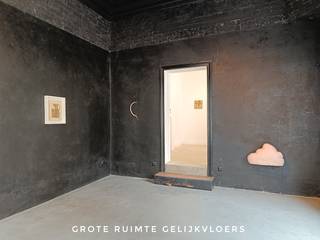 Bienvenue dans ce manoir de 1903 partiellement rénové, actuellement transformé en galerie d'art avec un appartement aux étages supérieurs.Grâce à 3 entrées et à 2 compteurs/installations séparés, ce bâtiment offre de nombreuses possibilités : maison individuelle, résidence secondaire, co-habitation, chambre d'hôtes, salon + pratique/atelier ou espace commercial.L'espace commercial peut également être loué légalement (± 600 à 700 €/mois), ce qui fournit un revenu supplémentaire intéressant.MISE EN PAGE :-Sous-sol-Rez-de-chaussée : 3 pièces (pièce à l'avant avec vitrines, pièce du milieu, pièce arrière avec kitchenette, kitchenette, toilettes (douche à évacuation), cour couverte-Mezzanine : chambre (chambre)-1er VD : Séjour lumineux avec cuisine semi-ouverte, toilettes dans le couloir-Mezzanine : buanderie possible-2e étage : 2 chambres, dressing/chambre supplémentaire, salle de bain avec baignoire, hall spacieux-Grenier : encore à meubler (chambres supplémentaires + salle de bain possibles)- 2 balconsSitué à seulement 600 mètres de la plage, dans le quartier Belle Epoque d'Ostende. La gare, le centre-ville et Kinepolis ne sont qu'à quelques minutes à vélo. Commerces, écoles et restaurants à proximité.En bref : une belle maison d'angle étonnamment spacieuse avec de nombreuses options, mais pour être honnête : la maison a déjà fait l'objet de nombreux travaux mais attend la touche finale.Vous pouvez consulter les conditions générales de Dewaele DIY sur dewaele.com.