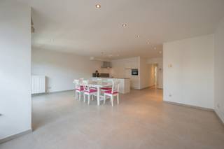 <p>Res. Rodenbach. <br />Gelegen in de Gulden-Vliesstraat, in een recent gebouw uit 2010, bevindt zich dit ruime en lichtrijke appartement. Het appartement is gelegen nabij de Lippenslaan en op wandelafstand van de Zeedijk. <br />De indeling omvat een inkomhal met gastentoilet, een zéér ruime woonkamer met terras, dankzij de zuidgerichte leefruimte geniet het appartement van aangename lichtinval.<br />Een volledig ingerichte open keuken, een praktische berging, een slaapkamer met badkamer en een tweede slaapkamer met douchekamer. Achteraan beschikt het appartement bovendien over een groot terras. <br />Verder is er een ruime, individuele kelder en een gemeenschappelijke fietsenstalling. Er bestaat eveneens de mogelijkheid om een ruime en vlot toegankelijke garagebox in het gebouw aan te kopen. Gunstig EPC-label A.<br />Ref. A738 </p>