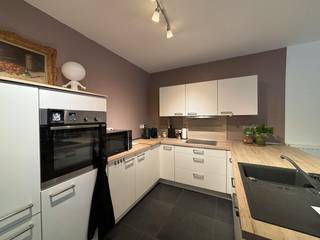 Dit mooie, instapklare appartement is ideaal voor wie op zoek is naar comfortabel en energiezuinig wonen op een gunstige locatie, op korte afstand van het stadscentrum. Dankzij het gunstige EPC-label B geniet je van een aangenaam wooncomfort en een energiezuinige woning.<br /><br />Met een bewoonbare oppervlakte van 91 m², twee slaapkamers en een praktische indeling biedt dit appartement alle ruimte om je meteen thuis te voelen. Bovendien is er optioneel een autostaanplaats beschikbaar, wat zorgt voor extra comfort.<br /><br />Indeling:<br /><br />Verdiep +1: <br />- Inkomhal<br />- Ruime woonkamer<br />- Open keuken<br />- Slaapkamer 1<br />- Slaapkamer 2<br />- Praktische berging<br />- Apart gastentoilet<br /><br />Algemeen:<br />- EPC-label B<br />- Bewoonbare oppervlakte: 91 m²<br />- Gemeenschappelijke kosten: 40,00 euro/maand<br />- Autostaanplaats: 45,00 euro/maand (optioneel bij te huren)<br /><br />Interesse in dit appartement?<br /><br />De snelste manier om een bezoek in te plannen, is via de roze knop op onze website (www.dewaele.com).<br /><br />Telefonisch kunnen er geen afspraken voor bezichtigingen gemaakt worden.<br /><br />Tot binnenkort!