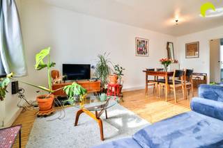 <p><span>In de populaire wijk Groenenhoek in Berchem vinden we dit gezellige 1-slk appartement op de 2e verdieping van een klein gebouw.</span></p><p><span> </span></p><p><span>Het appartement werd goed onderhouden en is instapklaar dankzij:</span></p><p><span> </span></p><p><span>- Keuken en badkamer reeds vernieuwd</span></p><p><span>- Elektriciteit conform</span></p><p><span>- EPC B, dak reeds geïsoleerd met 10cm isolatie, ramen met 1.0 isolatiewaarde</span></p><p><span>- Geen asbest</span></p><p><span> </span></p><p><span>Indeling:</span></p><p><span> </span></p><p><span>Me de trap bereiken we het appartement op de 2de verdieping.</span></p><p><span>De gezellige living op houten vloer bevindt zich aan de achterzijde van het gebouw.</span></p><p><span>De volledig ingerichte keuken is uitgerust met een oven, ijskast, vaatwasmachine, dampkap en elektrisch kookvuur.</span></p><p><span> </span></p><p><span>Ook de badkamer is pico bello in orde en beschikt over een douche, een enkele lavabo en toilet.</span></p><p><span>Verder is er nog de slaapkamer, eveneens op plankenvloer.</span></p><p><span> </span></p><p><span>Tot slot is er in de kelderverdieping een handige berging inbegrepen in de prijs!</span></p><p><span> </span></p><p><span>Troeven:</span></p><p><span> </span></p><p><span>- instapklaar appartement</span></p><p><span>- recent gerenoveerd</span></p><p><span>- geen asbest</span></p><p><span>- AREI conform</span></p><p><span>- lage vaste kosten (licht in de gang en brandverzekering)</span></p><p><span> </span></p><p><span>Nuttige informatie:</span></p><p><span> </span></p><p><span>Het appartement wordt momenteel verhuurd.</span></p><p><span>EPC: 192 kWh/m2 jaar</span></p><p><span>Oppervlakte indicatief volgens opmeting EPC.</span></p><p><span> </span></p><p><span>Voor een bezoek ter plaatse kan u ons contacteren op het nummer 03 449 42 41 of mail ons via hallo@habicom.be</span></p><p><span>Benieuwd naar de waarde van jouw woning? Check het gratis op www.watismijnhuiswaard.be</span></p><p><span> </span></p>