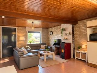omvattende een living, semi-ingerichte open keuken, veranda, ingerichte badkamer, 2 toiletten, 3 slaapkamers en 1 voutekamer, kelder, garage, buitenberging en tuin met terras
