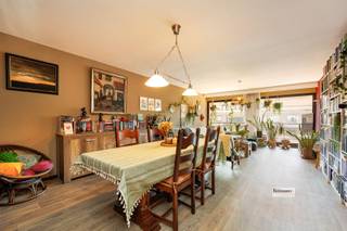 <p><span>Centraal gelegen appartement met twee slaapkamers en ruim terras.</span></p><p><span> </span></p><p><span>Dichtbij winkels, openbaar vervoer, scholen, etc. </span></p><p><span>Dak reeds geïsoleerd. Twee terrassen. Veiligheidsdeur.</span></p><p><span>Overal dubbele beglazing;</span></p><p><span> </span></p><p><span>Indeling</span><span>.</span></p><p><span> </span></p><p><span>Via een ruime inkomhal (met videofoon) met apart toilet komen we in de leefruimte met toegang tot een terras. De keuken die ook toegang heeft tot het terras.</span></p><p><span>Er zijn twee slaapkamers met rolluiken, waarvan een met ingemaakte kast. En toegang tot een ruim terras.</span></p><p><span>De badkamer heeft ook een plaats voor de wasmachine.</span></p>