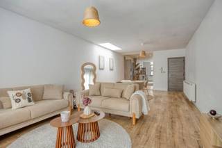 <p><span>Instapklare woning met 3 slaapkamers en tuin op een toplocatie in Hoboken.</span></p><p><span> </span></p><p><span>Op zoek naar een kwalitatieve, instapklare woning met 3 slaapkamers en een uitstekende bereikbaarheid? Deze charmante en verrassend brede gezinswoning aan de Elststraat 18 in Hoboken staat klaar voor haar nieuwe eigenaars. Met een indrukwekkende gevelbreedte geniet u hier van een uniek ruimtelijk gevoel en een fantastische lichtinval.</span></p><p><span>Grootste troeven:</span></p><p><span>Volledig instapklaar: Verhuizen zonder verbouwingszorgen.</span></p><p><span>3 Slaapkamers + zolder: Drie volwaardige kamers en een ruime zolder met tal van mogelijkheden (extra kamer, hobbyruimte of bureau).</span></p><p><span>Zonnige stadstuin: Een perfect georiënteerde buitenruimte van 50 m² om heerlijk te ontspannen.</span></p><p><span>Toplocatie: Gelegen in een rustige, residentiële straat doch vlakbij winkels, scholen en openbaar vervoer richting Antwerpen-centrum.</span></p><p><span>Conform elektrisch rapport</span></p><p><span>Indeling van de woning:<br />U komt binnen via de uitnodigende inkomhal die toegang biedt tot de royale en lichtrijke living. Dankzij de unieke breedte van het pand laat de leefruimte zich vlot en flexibel inrichten met een gezellige zithoek en een ruime eetplaats. De aansluitende, volledig geïnstalleerde keuken is voorzien van alle comfort. Grote raampartijen openen hier naar de gezellige stadstuin van 50 m²de ideale, onderhoudsvriendelijke plek voor zomerse barbecues en ontspanning.</span></p><p><span>Op de bovenverdieping bevinden zich 3 volwaardige, comfortabele slaapkamers en de nette badkamer. Een vaste trap leidt naar de grote zolderverdieping, die u naar eigen wens nog kunt inrichten als master bedroom, extra opbergruimte of een rustige thuiswerkplek. Met een gunstige EPC-score van 330 kWh/m² (Label D, dus géén renovatieverplichting!) bent u verzekerd van een solide, energie-efficiënte basis.</span></p><p><span>Kortom: een unieke kans op de Hobokense vastgoedmarkt voor gezinnen die comfort zoeken!</span></p><p><span> </span></p><p><span> </span></p><p><span> </span></p>
