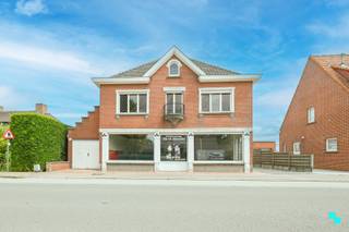 Ontdek dit zeer gunstig en centraal gelegen handelspand te Marialoop, gelegen op een oostgericht perceel van 720 m². Het pand beschikt over...