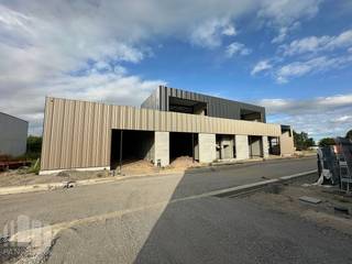 Nieuwbouw <strong>KMO-unit</strong> te koop met een oppervlakte van <strong>249 m²</strong> met <strong>130 m² casco kantoorruimte</strong> en 4 privatieve parkeerplaatsen.<br />De loods maakt deel uit van <strong>“Apollo”</strong>, een gloednieuw KMO-project bestaande uit diverse multifunctionele units vanaf 175 m² tot 720 m² (samenvoegbaar), waaronder enkele met kantoorverdieping (fase 2). Deze ontwikkeling ligt op <strong>minder dan 2 km</strong> van het op- en afrittencomplex van de <strong>E17 te Waregem</strong> – een absolute <strong>toplocatie</strong> voor ondernemers die belang hechten aan bereikbaarheid in een bedrijvige regio.<br /><br />De <strong>casco magazijnruimtes</strong> (brandklasse C) zijn opgebouwd uit een duurzame staalstructuur met geïsoleerde sandwichpanelen met afwerkingspaneel. Ze beschikken over een <strong>vrije hoogte van 6 meter</strong>, wat zorgt voor een optimaal gebruik van de ruimte. Elke unit is standaard uitgerust met een <strong>automatische sectionale poort</strong> (4 m B x 4,2 m H) met aparte toegangsdeur en bovenlicht, een lichtstraat met geïntegreerde RWA-koepel en een slijtvaste <strong>polybetonvloer </strong>(1T/m²). Tevens beschikt elke unit over een individuele regenwaterput van 15.000L.<br /><br />De <strong>casco kantoorruimte</strong> is gelegen op de <strong>1ste verdieping</strong> en is voorzien van een gemeenschappelijke <strong>trappenhal met lift</strong>. De grote raampartijen zorgen voor veel natuurlijk lichtinval en zorgen voor een aangenaam werkklimaat.<br /><br />Per unit zijn <strong>minstens twee privatieve parkeerplaatsen voorzien</strong> (niet inbegrepen in de verkoopprijs). De loodsen zijn ideaal voor uiteenlopende doeleinden zoals atelier, opslag en distributie met kantoor en/of showroom.<br /><br />De middelenverbintenis met betrekking tot de oplevering van blok 1 is gepland voor het <strong>vierde kwartaal van 2026</strong>. Grijp nu je kans en investeer in een toekomstgerichte werkomgeving op een toplocatie!<br /><br /><span><span>Contacteer <strong>PANORAMA B2B</strong> voor bijkomende (technische) inlichtingen, plannen of een vrijblijvend <strong>plaatsbezoek 056 222 256.</strong></span></span>