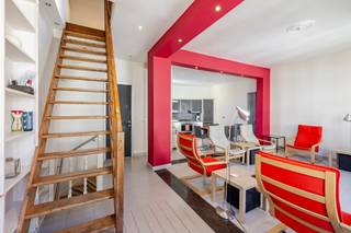 <p><span>Gelegen in de Cansstraat in Elsene, op een uitstekende locatie in het hart van Brussel, vinden we deze bijzonder ruime en veelzijdige woning. Dankzij de centrale ligging bevinden winkels, horeca, openbaar vervoer, scholen en tal van Brusselse trekpleisters zich op korte afstand.</span><span> </span></p><p><span>De woning is praktisch ingedeeld over verschillende niveaus en beschikt over maar liefst vier slaapkamers, drie badkamers, een inpandige garage en bijzonder veel bergruimte.</span><span> </span></p><p><span>Op de kelderverdieping bevinden zich drie afzonderlijke compartimenten. Deze bieden tal van mogelijkheden als extra opslagruimte, hobbyruimte, voorraadruimte of fietsenberging.</span><span> </span></p><p><span>Het gelijkvloers omvat een inkomhal, een ruime garage en een grote berging/wasplaats en een overdekte koer. De inpandige garage is een bijzonder praktische troef in deze centrale Brusselse omgeving.</span><span> </span></p><p><span>Op de eerste verdieping bevindt zich 2 ruime slaapkamers met een aparte douchekamer, wat zorgt voor een comfortabele en private slaapruimte.</span><span> </span></p><p><span>De tweede verdieping vormt het aangename leefgedeelte van de woning en beschikt over een ruime woonkamer met open keuken. Daarnaast bevinden zich hier een douchekamer en een apart toilet.</span><span> </span></p><p><span>Op de dakverdieping vinden we nog twee slaapkamers en een badkamer met ligbad. Hierdoor beschikt de woning over maar liefst vier slaapkamers en vier badkamers, verdeeld over de verschillende woonniveaus.</span><span> </span></p><p><span>Deze woning combineert een ruim woonvolume met een bijzonder centrale ligging in Elsene, een inpandige garage, meerdere sanitaire voorzieningen en een grote hoeveelheid bergruimte. Een interessante eigendom voor gezinnen, grote huishoudens of wie op zoek is naar een ruime woning met tal van mogelijkheden in het hart van Brussel.</span></p><p><span> </span></p><p><span> </span></p>