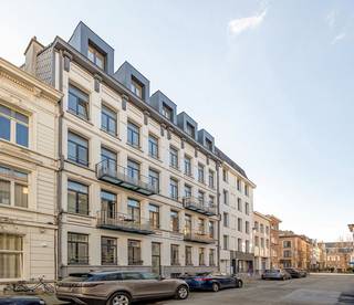 Schrijf u nu alvast in voor het eerste bezoekmoment op dinsdag 17/3 via info@wellimmo.net of 03/225 00 68<br /><br />Bekijk alvast de videotour, grondplannen, gunstig EPC, blanco asbestattest en elektrische keuring via de Wellimmo-site ('documenten').<br /><br />In de Franckenstraat, een rustige straat in het modehart van Antwerpen tussen de Nationalestraat en de Kloosterstraat, bevindt zich dit ruime duplexappartement van maar liefst 139m², aangevuld met een aangenaam terras/patio van 13m². Een bijzonder gegeerde ligging waar rust en het bruisende stadsleven perfect samenkomen, met tal van winkels, restaurants en terrassen op wandelafstand.<br /><br />Het appartement maakt deel uit van een recente residentie uit 2011 en biedt ruime volumes en een logische indeling over twee niveaus.<br /><br />Op de bovenliggende verdieping bevindt zich de ruime leefruimte op parketvloer, met een open, volledig geïnstalleerde maatwerkkeuken met eiland voorzien van een natuurstenen werkblad. Tussen de leefruimte en de slaapkamer bevindt zich het aangename terras, wat zorgt voor extra lichtinval en een rustige buitenruimte midden in de stad.<br /><br />Op dit niveau bevindt zich een eerste ruime slaapkamer van 21m² (momenteel in gebruik als bureau, maar perfect bruikbaar als master bedroom) en de ingerichte badkamer met inloopdouche.<br /><br />Via een interne trap bereikt u de lager gelegen verdieping. In het souterrain bevinden zich twee bijkomende ruimtes die momenteel als slaapkamers (20m² en 14m²) worden gebruikt, alsook een wasplaats, het toilet en een extra bergruimte.<br />Voor een autostaanplaats kan u opteren voor een abonnement in 1 van de parkings in de buurt.<br /><br />De maandelijkse lasten bedragen slechts +-€100 en ook het kadastraal inkomen is bijzonder laag, wat dit appartement fiscaal extra interessant maakt.<br /><br />Ook technisch zit het uitstekend:
<ul>
	<li><span>EPC: 118 kWh/m²/jaar (B-label)</span></li>
	<li><span>Elektrische installatie conform</span></li>
	<li><span>Blanco asbestinventaris</span></li>
</ul>
Kortom: een ruim duplexappartement met terras op toplocatie in Antwerpen, met gunstige energieprestatie en lage vaste kosten — een bijzonder interessante opportuniteit in het centrum van de stad.