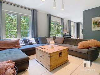<p><span>Welkom in dit uitzonderlijk ruime en charmante landhuis in Paal, gelegen op een prachtig perceel van bijna 27 are en met maar liefst 259 m² bewoonbare oppervlakte. Deze woning combineert ruimte, comfort, energiezuinigheid en een heerlijke beleving buiten.</span></p><p><span>Binnen geniet u van een royale indeling met 5 ruime slaapkamers, waarvan één op het gelijkvloers en 4 op de verdieping. Ideaal voor een groot gezin, wie graag gasten ontvangt of nood heeft aan extra ruimte voor een bureau, hobbykamer of praktijk aan huis.</span></p><p><span>Het hart van de woning bevindt zich op het gelijkvloers, waar de stijlvolle open keuken en eetkamer, vernieuwd in 2019, meteen in het oog springen. De keuken is uitgerust met moderne inbouwapparatuur en kwalitatieve afwerkingen, en sluit naadloos aan op het terras en de tuin. De ruime woonkamer met grote raampartijen zorgt voor veel natuurlijk licht en creëert een warme, gezellige leefruimte.</span></p><p><span>Ook buiten heeft deze eigendom bijzonder veel te bieden. De verzorgde tuin vormt een echte oase van rust, met als absolute troef het verwarmde jetstream zwembad. Daarnaast is er een ruim terras, deels overdekt en deels open, waardoor u op elk moment van de dag kunt genieten van de zon of schaduw. De bijhorende weide is wolfsproof omheind en biedt mooie mogelijkheden voor wie houdt van dieren. De gemetste bijgebouwen, voorzien van 22 zonnepanelen, kunnen perfect dienst doen als stallen voor geiten, alpacas of andere (kleine) dieren.</span></p><p><span>Aan parkeerruimte is er geen gebrek: de woning beschikt over een garage met sectionale poort, een dubbele carport en meerdere parkeerplaatsen op de oprit. Er is ook een laadpaal aanwezig.</span></p><p><span>Naast ruimte en charme biedt deze woning ook heel wat modern wooncomfort. Dankzij de goede isolatie, vloerverwarming, zonneboiler, airco in de masterbedroom, centraal stofzuigersysteem, zonnepanelen en rolluiken geniet u van een aangenaam en energiezuinig binnenklimaat. Verder beschikt de woning over een badkamer met ligbad op de verdieping en een douchecabine met massagejets op het gelijkvloers.</span></p><p><span>Kortom: dit landhuis is een unieke kans voor wie op zoek is naar een ruime, goed gelegen landhuis met karakter, comfort en een prachtige buitenomgeving. Een ideale thuis voor wie houdt van natuur, privacy, dieren, ontspanning en levenskwaliteit.</span></p><p><span>Troeven van deze woning op een rijtje:</span></p><p><span>* 27 are terrein</span></p><p><span>* 259m² bewoonbare oppervlakte</span></p><p><span>* EPC B!</span></p><p><span>* 5 ruime kamers, waarvan 1 gelijkvloers</span></p><p><span>* Vloerverwarming</span></p><p><span>* Zonneboiler</span></p><p><span>* Airco in masterbedroom</span></p><p><span>* Verwarmd jetstream zwembad</span></p><p><span>* Wolfsproof omheinde tuin</span></p><p><span>* 22 zonnepanelen</span></p><p><span>* Laadpaal</span></p><p><span>* Regenwaterput van 10.000 l</span></p><p><span>* Centraal stofzuigersysteem</span></p><p><span>* Douchecabine met massagejets</span></p><p><span>* Rolluiken op de ramen</span></p><p><span>* Elektriciteit is conform</span></p><p><span>Boek snel een afspraak via wendy@immodiest.be of bel 013/31 25 22. We leiden jou graag met de glimlach rond in deze prachtige woning.</span></p><p><span> </span></p>