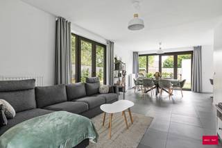 MIS DEZE BUITENKANS NIET! Uiterst rustig en toch vlakbij alle voorzieningen gelegen BEN-woning van 2022. Via de inkomhal met berging en...