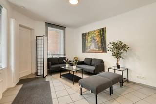 Op een aangename en centrale ligging in Gent bevindt zich dit instapklaar huis met een bewoonbare oppervlakte van ca. 101 m². Dankzij de hoekligging geniet de woning van een bijzonder aangename lichtinval en een verrassend open gevoel. Vanuit alle kamers kijk je bovendien uit op groene bomen, zonder storende inkijk. Een combinatie die zorgt voor een aangename en rustige woonbeleving vlakbij centrum Gent. <br /><br />Op het gelijkvloers bevinden zich de leefruimte, eetplaats en keuken, met aansluitend een kleine koer. De grote raampartijen zorgen hier voor veel natuurlijk licht en versterken het ruimtelijke gevoel.<br /><br />De eerste verdieping omvat een ruime slaapkamer en een grote badkamer, uitgerust met een douche en toilet. Er zijn tevens aansluitingen voorzien voor een wasmachine en droogkast.<br /><br />Op de tweede verdieping bevinden zich nog twee volwaardige slaapkamers, waardoor de woning in totaal drie slaapkamers biedt.<br /><br />De woning is bovendien technisch goed in orde: EPC-label C, een conforme elektrische installatie en asbestveilig. Hierdoor kan je hier zonder grote werken je intrek nemen.<br /><br />De combinatie van de hoekligging, de vele ramen, het groene zicht en de afwezigheid van inkijk maakt dit een bijzonder aangename stadswoning. Tegelijk biedt de indeling heel wat mogelijkheden: als ideale starterswoning, als woning voor studerende kinderen of als interessante investering voor verhuur/co-housing.<br /><br />Een instapklare woning met karakter, ruimte en verrassend veel licht en groen, op een centrale ligging in Gent.<br /><br />Bestuursmaatregelen in het maatregelenregister: nee