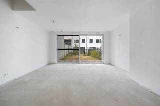 <p><span>In de vernieuwde stadswijk DijleDelta-Bottelarij, gelegen tussen het Klein Begijnhof en de bruisende Vaartkom, bieden wij u met trots deze multifunctionele woning aan. Dit nieuwbouwproject bevindt zich op wandelafstand van het historische centrum van Leuven en geniet van een goede bereikbaarheid met een vlotte verbinding naar belangrijkste invalswegen en werd in 2025 gerealiseerd door de gerenommeerde projectontwikkelaar Virix en ontworpen door Robbrecht & Daem architecten.</span></p><p><span> </span></p><p><span>Met een bewoonbare oppervlakte van maar liefst 232 m² biedt deze energiezuinige woning bijzonder veel ruimte en tal van mogelijkheden. De woning wordt semi-afgewerkt aangeboden, inclusief alle technieken, chape en pleisterwerken, zodat u de afwerking volledig naar eigen smaak kunt realiseren.</span></p><p><span> </span></p><p><span>Op het gelijkvloers bevindt zich een inkomhal met vestiaire en gastentoilet, een lichtrijke leefruimte met zicht op de gezellige stadstuin en een keuken met aansluitvoorzieningen. De eerste verdieping omvat een nachthal, twee volwaardige slaapkamers, een badkamer, een apart toilet, een berging en een master bedroom met een en suite badkamer. </span></p><p><span> </span></p><p><span>De absolute meerwaarde van deze woning bevindt zich op de tweede en derde verdieping. Deze beschikken over drie bijkomende kamers/studentenkamers, een badkamer, een apart toilet, een keuken en een terras. Dankzij de aparte inkom is dit gedeelte uitermate geschikt voor de verhuur van studentenkamers, als zorgwoning, als praktijkruimte of als uitbreiding van de gezinswoning. En dit steeds binnen de geldende regelgeving.</span></p><p><span> </span></p><p><span>Daarnaast beschikt de woning over een onderhoudsvriendelijke stadstuin met terras waar het heerlijk vertoeven is en een individuele kelder en bestaat de mogelijkheid om één of meerdere autostaanplaatsen bij aan te kopen.</span></p><p><span> </span></p><p><span>Kortom, deze energiezuinige, ruime en multifunctionele woning met stadstuin in het centrum van Leuven is zeker uw bezoek waard.</span></p><p><span> </span></p><p><span>Verkoop onder het btw-stelsel. Het verlaagde btw-tarief van 6% is mogelijk, mits voldaan wordt aan de geldende voorwaarden.</span></p><p><span> </span></p>
