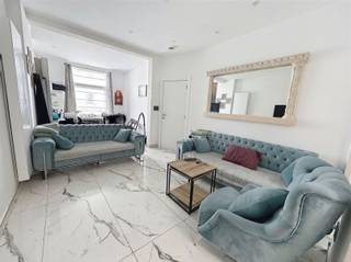 Instapklare gezinswoning met 3 slaapkamers, diepe tuin en oprit.Deze instapklare gezinswoning biedt een aangename combinatie van comfort, ruimte en...