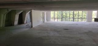 Uniek bedrijfsgebouw gelegen op de Nieuwe Graanmarkt in het centrum van Brussel. Het vroegere fabrieksgebouw zal worden omgevormd tot een gemengd project met horeca, appartementen en kantoren. Het gebouw bevindt zich in één van de meest dynamische wijken van Brussel met verschillende bars en restaurants op wandelafstand. De ruimte wordt casco opgeleverd waardoor ze nog volledig kan worden afgewerkt op maat. Ideaal voor bedrijven op zoek naar een atypische locatie in het hartje van de hoofdstad.<br /><br />Kantoren beschikbaar tussen 537m² en 1.079m².