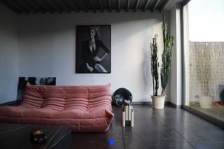 Zalige loft met prachtige designmeubelen.<br /><br /><strong>Indeling:</strong><br />Inkomhal,<br />apart toilet en badkamer met ligbad en douche.<br />Slaapkamer 1 aan de voorkant.<br /><br />Berging met technieken en kastenwand op maat met bijzonder veel opbergruimte.<br /><br />Mooie open leefruimte.<br />De 2de slaapkamer met parketvloer bevindt zich naast de leefruimte en is volledig af te sluiten.<br /><br />Zuidgerichte tuin met houten terras, gazon & handige tuinberging.<br /><br /><strong>Details:</strong><br />- vloerverwarming op aardgas<br />- gepolierde beton<br />- beschikbaar vanaf 15 november<br />- de aanwezige meubelen, de wasmachine en losse koelkast kunnen indien gewenst in de loft blijven<br />- het gebouw bestaat uit 2 entiteiten, er zijn geen gemeenschappelijke kosten<br /><br />Huurwaarborg via Korfine (2.775 €).<br />Kosten plaatsbeschrijving 250 € inclusief btw.<br /><br /><strong>Contact:</strong><br />Voor meer informatie of een bezoek, contacteer Stijn op 0491 61 42 19 of info@stijndebusschere.be.