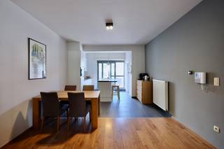 Aan de Sint-Trudostraat 31 vinden we dit verzorgde appartement terug, gelegen recht tegenover het stadspark van Sint-Truiden. Een groene omgeving, op wandelafstand van de Grote Markt, winkels en horeca.<br /><br />De leefruimte is ruim en lichtrijk, met een moderne open keuken en grote raampartijen die voor veel natuurlijke lichtinval zorgen. Aansluitend bevindt zich een ruim terras waar u in alle privacy van de avondzon geniet, een echte troef.<br />Het appartement telt twee slaapkamers, waarvan één momenteel als dressing is ingericht. De badkamer werd recent vernieuwd en voorzien van een stijlvolle inloopdouche. Een berging met pompbak en aansluitingen voor wasmachine en droogkast zorgt voor de nodige praktische comfort. De gasketel werd vernieuwd in 2025.<br /><br />Gemeenschappelijke onkosten: €50/maand.<br /><br />Interesse? Neem contact op voor een bezichtiging.