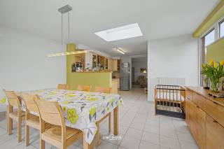 Ontdek deze knappe halfopen bebouwing op een uitstekende locatie in de Kapelstraat, waar ruimte, comfort en energiezuinigheid perfect samenkomen. Met een bewoonbare oppervlakte van maar liefst 185 m² geniet je hier van een uitzonderlijk ruim gevoel.
De woning beschikt over drie volwaardige slaapkamers en een moderne badkamer op de verdieping, uitgerust met alle hedendaags comfort. De lichtrijke leefruimte sluit naadloos aan op de ruime open keuken, ideaal voor wie houdt van gezelligheid en functionaliteit. Dankzij de recente bijbouw werd extra leefruimte gecreëerd, wat deze woning nog aantrekkelijker maakt.
Vooraan bevindt zich een praktische berging of bureauruimte, perfect voor thuiswerk. Buiten geniet je van een knap terras met een uitstekende ZZW-oriëntatie. De oprit biedt extra gemak.
Deze woning is bovendien energiezuinig met een EPC C, hoogrendementsketel, zonnepanelen, dubbele beglazing en volledige isolatie (muur, dak en vloer). De elektrische installatie is conform en rolluiken zorgen voor extra comfort.
Gelegen nabij winkels, scholen, supermarkten en belangrijke invalswegen is dit een ideale gezinswoning met veel troeven. Instapklaar, verzorgd en klaar voor de toekomst. Bel of mail ons nu voor een afspraak op het nummer: 052/46.38.03 of info@uw-huis.be en wie weet tot binnenkort! 
