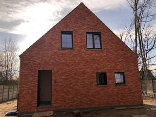 WONING TE OELEGEM MET VEEL POTENTIEEL Dit aantrekkelijke woonhuis in Oelegem biedt een uitstekende basis voor een nieuw begin. De woning beschikt...