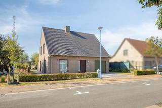 Instapklare woning te koop in de Ammanswallestraat te Oostduinkerke. De woning beschikt over 4 slaapkamers en geniet van mooie vergezichten!<br /><br />Op zoek naar interessante immo te Oostduinkerke? Lees dan zeker verder!<br /><br />INDELING <br />> Eerste verdieping<br />- ruime inkomhal met gastentoilet<br />- lichtrijke leefruimte met parketvloeren en mooi zicht op de tuin en de achterliggende weides<br />- grote aparte keuken<br />- koele berging<br />- wasplaats<br />- garage met sectionale poort<br /><br />> Tweede verdieping<br />- nachthal met apart toilet<br />- 4 slaapkamers<br />- vernieuwde badkamer met inloopdouche<br /><br />De woning geniet van een mooie zuidgerichte tuin met zonneterras, tuinhuis en bovenal van idyllisch zicht op de achterliggende weides!<br /><br />TROEVEN<br />+ Rustige en residentiële ligging te Oostduinkerke-Dorp, op wandelafstand van het centrum en een vlotte verbinding met de E40.<br />+ Mooie vergezichten!<br />+ Incl. 20 zonnepanelen (2017), nieuwe warmtepompboiler (2026) én goedgekeurde elektrische installatie!<br />+ 4 slaapkamers aanwezig<br /><br />Interesse in deze mooie woning te koop? Neem dan zeker contact op met de dossierverantwoordelijke Sarah Velle via 0470 10 52 78 of sarah.velle@dewaele.com.<br /><br />Bestuursmaatregelen in het maatregelenregister: nee