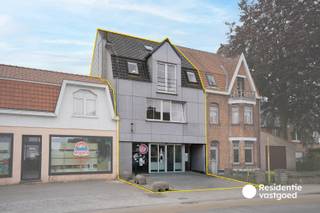 Op zoek naar een veelzijdige vastgoedinvestering met aantrekkelijk potentieel? Ontdek dit opbrengsteigendom op een perceel van 240 m², centraal gelegen in Assebroek. Dankzij de uitstekende bereikbaarheid, commerciële visibiliteit en nabijheid van winkels en scholen geniet dit pand van een strategische topligging!<br />Het handelsgelijkvloers (ca. 106 m²) omvat een lichtrijke winkelruimte, bureau, keuken, archiefruimte, toilet en toegang tot de tuin. Op de eerste verdieping bevindt zich een appartement (ca. 71 m²) met leefruimte, keuken, slaapkamer en badkamer. Dit maakt integraal deel uit van de handelsruimte en vormt geen afzonderlijke woonentiteit (geen aparte domiciliëring mogelijk).<br />Daarnaast beschikt het pand over een afzonderlijk duplexappartement met leefruimte, keuken, slaapkamer en sanitair, ideaal voor verhuur.<br />Extra troeven zijn de grotendeels vernieuwde beglazing, het geïsoleerde dak en de afwezigheid van syndicuskosten.<br />Een interessante opportuniteit voor investeerders die commercieel en residentieel vastgoed willen combineren! Ref. BR00348