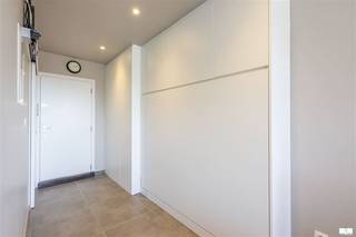 Volledig gerenoveerde studio met slaaphoek en gunstig EPC-label B. Ontdek deze volledig gerenoveerde studio met slaaphoek, ideaal gelegen en genietend van een open zicht en een gunstige zuidwestelijke oriëntatie.De indeling omvat een inkomhal met slaaphoek, een ruime en lichtrijke woonkamer met halfopen keuken en toegang tot het terras, uitgerust met een zonneluifel. Verder beschikt de studio over een badkamer met douche, lavabo en toilet, evenals een praktische kelderberging. Ook de recente gevelrenovatie vormt een belangrijke meerwaarde. De gevel werd volledig geïsoleerd en het terras werd volledig vernieuwd, wat bijdraagt aan een verhoogd wooncomfort en een betere energie-efficiëntie. Deze studio is geschikt voor vaste bewoning, verhuur of als tweede verblijf aan de kust. Een ideale opportuniteit voor wie op zoek is naar een instapklare woonst of een interessante investering aan de kust.