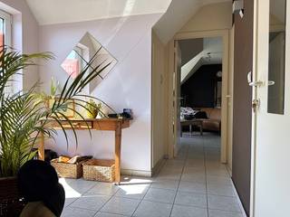 YES! Voor dit pand kan je zélf een afspraak inboeken! Ga naar de advertentie op onze website www.justwonen.be en plan meteen je afspraak in.<br /><br />Hoeft ’t niet afgelikt en strak te zijn, maar ligt je focus vooral op cosy wonen in een rustige buurt met een waanzinnig dakterras? Here you go. <br /><br />Dit dakappartement is niet nieuw, maar is wel een absolute instapper. Je woont trouwens helemaal bovenaan, dus geen gedoe met die vervelende bovenburen of inkijk op je (heerlijke grote) dakterras!<br /><br />Indeling:<br />De lift stopt voor je deur, dus je stapt meteen binnen in je gezellige inkomhal. Hier heb je voldoende ruimte voor wat jassen en schoenen, en vind je ook het toilet. <br /><br />Verder is er een grote slaapkamer aanwezig, met aansluitend nog een 2de kamertje. Te klein als slaapkamer, maar superhandig als bureau of bergruimte. Aansluitend bij de slaapkamer zit ook de badkamer. Deze is voorzien van een bad (met douche), badkamermeubel en de aansluiting voor de wasmachine. <br /><br />De woonkamer is dan weer verrassend groot, en heerlijk rechttoe rechtaan. Je meubels vinden hier dus hun plekje wel. Om de hoek zien we de keuken. Basic, maar netjes én alle snufjes zijn gewoon aanwezig. <br /><br />En dan…the place to be van zodra het zonnetje schijnt: een heerlijk dakterras van zo’n 50m². Er staan trouwens geen andere appartementsgebouwen in de buurt, dus je torent letterlijk boven de andere gebouwen uit. Een fijn, weids uitzicht én geen last van glurende buren. Een terras waar je écht iets aan hebt dus.<br /><br />De auto kan je kwijt in je eigen garage achter het gebouw.<br /><br />Gemeenschappelijke lasten: 25 EUR/maand.