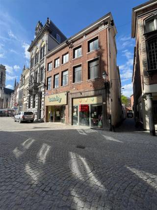 Handelspand met grote etalage op een toplocatie aan de Grote Markt te Mechelen!Voorheen uitgebaat als Chinees restaurant, momenteel op zoek naar een...