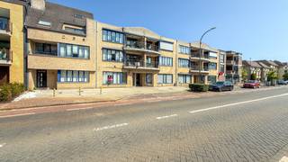 <br /><br />Bij ImmoFusion 7/7 "open huis" : klik op onze 3D-TOUR.<br />Ervaar vastgoed alsof je er zelf doorheen loopt!<br /><br /><br />Ben je op zoek naar een instapklare kantoorruimte op een uitstekende locatie in Zolder? Deze ruime kantoorunit van 95 m², gelegen op de Ringlaan 34 bus 1 HZ, biedt tal van mogelijkheden voor ondernemers, vrije beroepen of dienstverleners!<br />We betreden het gebouw via een privé-inkomhal-deze kantoorruimte bestaat uit de volledige eerste verdieping van het gebouw. <br /><br /><br />De doordachte inrichting voor efficiënte werking van een kantoor vallen hier meteen op: een multifunctionele ontvangstruimte met onthaalbalie en burelen, de onthaalbalie ligt centraal tussen 2 directieburelen; op het einde van de gang is er een grote vergaderzaal; die ook vlakbij de keuken ligt - handig voor de koffie; tussenruimte met ingebouwde met daarachter de sanitaire ruimte met een gescheiden toilet<br />vergaderzaal en/of personeelsrefter met ingemaakte kastenwand waarachter alle technieken netjes zijn weggewerkt. Er bestaat de mogelijkheid om het handelspand om te vormen tot een appartement.<br />Dit maakt het pand uitermate geschikt voor startende ondernemers, zoals beautysalons, kapsalons of andere dienstverlenende beroepen, die graag wonen en werken combineren onder één dak.<br />Een unieke kans voor wie op zoek is naar een eigen zaak met woonmogelijkheid in een centrale en goed bereikbare locatie!<br />Daarnaast kreeg deze kantoorruimte een EPC-label: B – energiezuinig en klaar voor de toekomst.<br /><br /><br />Parkeren kan uiteraard op het openbaar domein naast de Ringlaan , maar aan de achterzijde van het gebouw beschik je over een afgesloten garage en een privatieve autostaanplaats.<br /><br />Pluspunten:<br />- afgesloten prive garage<br />- Optie om het pand om te vormen tot appartement<br />- kantoorruimte<br />- Centrale locatie met vlotte bereikbaarheid via E313/E314 en openbaar vervoer.<br />- Parkeergelegenheid in de directe omgeving, alsook winkels en horeca, warme bakker, scholen<br /><br /><br />Voor een bezichtiging ter plaatse of meer info, bel ons op 078/78.78.70, of kom gewoon binnen op ons kantoor, steeds welkom!