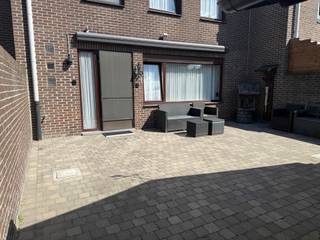 <p><span><span>Ben je op zoek naar een betaalbare woning met alle basiscomfort op een rustige locatie en toch dicht bij het centrum van Mol? Dan is deze charmante starterswoning in </span></span><em><span><span>Egelsvennen</span></span></em><span><span> beslist iets voor jou.</span></span></p>
<p><span><span>Op het gelijkvloers word je verwelkomd in de inkomhal met apart gastentoilet. De lichtrijke leefruimte sluit mooi aan bij de keuken, die direct uitgeeft op het terras aan de voorzijde van de woning – ideaal om gezellig te tafelen. Ook aan de achterzijde is een terras voorzien, zodat je de hele dag door van de zon kunt genieten.</span></span></p>
<p><span><span>De eerste verdieping telt drie slaapkamers en een badkamer uitgerust met douche.</span></span></p>
<p><span><span>Verder beschikt de woning over een garage met automatische poort.</span></span></p>
<p><span><span>Gelegen in een rustige en kindvriendelijke verkaveling, op wandel- en fietsafstand van het centrum van Mol en met het station vlakbij, deze woning een praktische indeling met een succesvolle ligging.</span></span></p>
<p><strong><span><span>Troeven op een rijtje:</span></span></strong></p>
<ul>
<li>
<p><span><span>Perfecte starterswoning</span></span></p>
</li>
<li>
<p><span><span>Rustige en kindvriendelijke verkaveling</span></span></p>
</li>
<li>
<p><span><span>Lichtrijke leefruimte</span></span></p>
</li>
<li>
<p><span><span>Keuken met toegang tot terras aan de voorzijde</span></span></p>
</li>
<li>
<p><span><span>Terras voor- en achteraan</span></span></p>
</li>
<li>
<p><span><span>Drie slaapkamers</span></span></p>
</li>
<li>
<p><span><span>Badkamer met douche</span></span></p>
</li>
<li>
<p><span><span>Garage met automatische poort</span></span></p>
</li>
<li>
<p><span><span>Nabij centrum van Mol en station</span></span></p>
</li>
</ul>
<p><span><span>Benieuwd naar deze woning zelf te ontdekken? Maak snel een afspraak voor een bezoek!</span></span></p>