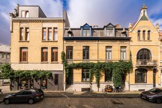 Achter deze prachtige gevel, gelegen in misschien wel de mooiste straat van Berchem, schuilt een gerenoveerde woning (2023) waar authentieke elementen en comfort perfect samenkomen. Bij het binnenkomen word je verwelkomd in een karaktervolle inkomhal met authentieke details zoals een originele tegelvloer en de indrukwekkende trap als blikvanger. Op het gelijkvloers bevindt zich bovendien een gastentoilet, een absolute meerwaarde. Vanuit de hal is er toegang tot een uitzonderlijk ruime, droge kelder die tal van mogelijkheden biedt. De grote leefkeuken bevindt zich eveneens op het gelijkvloers. Via de keuken bereik je het sfeervolle koertje, een heerlijke plek tijdens de zomermaanden. <br /><br />De eerste verdieping wordt volledig ingenomen door de ruime woonkamer. Dankzij het grote oppervlak is er niet alleen plaats voor een comfortabele zithoek maar ook voor een extra eetruimte. De recent geplaatste gashaard zorgt tijdens de herfst en wintermaanden voor extra sfeer en warmte. Authentieke elementen zoals de sierlijke plafondlijsten, de originele houten vloer, de hoge plafonds en grote raampartijen geven deze verdieping een unieke uitstraling. <br /><br />Op de tweede verdieping bevinden zich twee ruime slaapkamers. De grootste kamer is momenteel ingericht als kinderkamer, maar leent zich perfect als master bedroom. De tweede slaapkamer geniet dankzij een groot dakraam aan een overvloed van licht. Vanuit deze kamer leidt een trap naar het zonnige (niet-vergund) dakterras, waar je van de lente t/m de herfst in alle rust van de zon en het uitzicht kunt genieten. <br /><br />Ook de badkamer werd volledig gerenoveerd en is mooi afgewerkt. Dankzij een lichtkoepel baadt ook deze ruimte in het natuurlijk daglicht. <br /><br />Kortom, ben je op zoek naar een instapklare, karaktervolle woning met een gunstige EPC C in Zurenborg, dan nodigen we je graag uit op 31 juli, 1 of 2 augustus voor een bezoek. Voor meer informatie of om een bezichtiging te plannen neem gerust contact op via waterloostraat46@hotmail.com