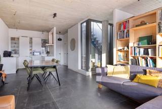 <p>Deze<strong> prachtige loft </strong>van 85 m² is gelegen in het historische gebouw “Koffienatie” te Antwerpen, midden in de bruisende Dam-wijk. Dit uniek project in de voormalige koffiefabriek combineert authentieke industriële elementen met hedendaags wooncomfort. Doordat het gebouw niet rechtstreeks aan de straatzijde gelegen is, geniet men hier van een <strong>aangename rust</strong>.<br /><br />De loft bevindt zich op de 4e verdieping en is bereikbaar via zowel de trap als een lift. Via de inkomhal krijgen we toegang tot een apart toilet en een praktische berging met wasvoorzieningen. Als we verder doorlopen, betreden we de royale en <strong>enorm lichtrijke leefruimte</strong>, die aansluit op de open, <strong>volledig geïnstalleerde keuken</strong>, uitgerust met een inductiekookplaat, dampkap, combi-oven, ingebouwde koelkast en vriezer, vaatwasser en een ruime spoelbak.<br /><br />Daarnaast beschikt de loft over een ruime slaapkamer en een comfortabele badkamer met lavabo, ligbad en inloopdouche. Een absolute troef is het<strong> gezellige patio-terras</strong>, dat via een trap toegang biedt tot het<strong> ruime dakterras met panoramisch uitzicht</strong>. Op het dak bevindt zich bovendien een extra ruimte, ideaal als opslagruimte, bureau of atelier.<br /><br />Tot slot beschikt het appartement over een<strong> private autostaanplaats en kelderberging</strong>, welke zijn inbegrepen in de vraagprijs.<br /><br />Extra: <br />- EPC-klasse B, Elektriciteit conform<br />- Uitgerust met zonnepanelen en vloerverwarming<br />- € 150 maandelijkse kosten (incl. syndicus, reservefonds, onderhoud gemene delen, verbruik gemene delen, ramen wassen, ...)<br />- Niet gelegen in mogelijks of overstromingsgevoelig gebied, niet gelegen in afgebakend overstromingsgebied of afgebakende oeverzone, niet gelegen in risicozone overstromingen (P-score C, G-score C)<br />- Woongebied, Vg, Vkr, Gmo, Vv<br />- Niet opgenomen in maatregelenregister<br /><br />Centraal gelegen met winkels, scholen en ontspanning op wandelafstand. Voor meer info ga naar www.coenenvastgoed.be of bel 03/375.82.92</p>